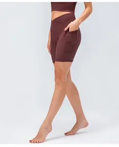 Dettaglio dei pantaloncini da yoga a vita alta con fascia incrociata e tasche
