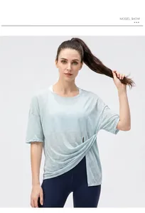 Lichtblauwe sneldrogende sporttop met knoopdetail aan de zoom en korte mouwen