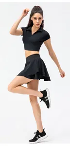 Conjunto deportivo negro con polo crop top y falda de volantes para tenis y yoga fitness