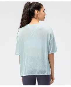 Detailweergave van de achterkant van een losse lichtblauwe yoga-top met semitransparante stof