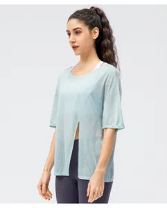 Detail van lichtblauwe sneldrogende sporttop met split en ademende textuur van stof
