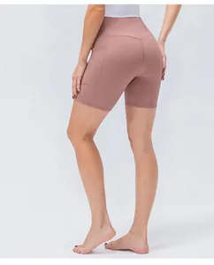 Dettaglio degli shorts da yoga a costine a vita alta in rosa polvere con tasche