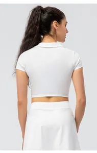 Vista posterior de un top deportivo corto blanco con cuello polo para tenis o gimnasio