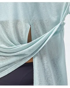 Detail van kruisknoopontwerp op de rug en heldere knoop op lichtblauw sport-T-shirt