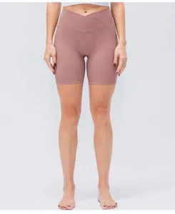 Dettaglio degli shorts da yoga a vita alta con fascia a V incrociata e trama a costine