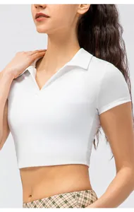 Primer plano del top corto blanco ajustado con cuello polo y tejido deportivo elástico