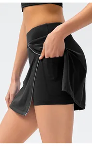 Detailweergave van sportskort met binnenzak en witte contrastbies op zwarte stof
