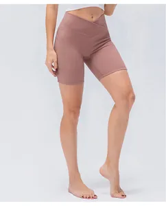 Dettaglio dei pantaloncini da yoga a vita alta incrociata con tasche laterali