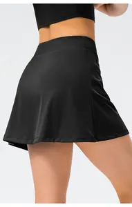 Detailweergave van zwarte sportskort met hoge taille en sneldrogende stof in A-lijn