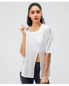 Detail van wit sneldrogend sportshirt met zijsplit en ademende mesh-stof voor fitness