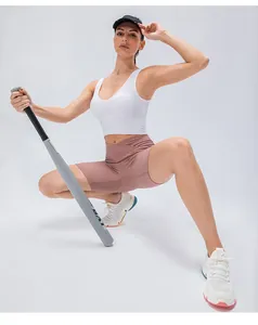 Dettaglio dei pantaloncini da yoga color malva a vita alta con vestibilità flessibile