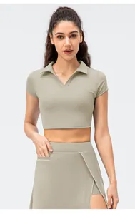 Detalle del polo corto verde claro y falda a juego con diseño de solapa lateral superpuesta