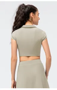 Detalle del tejido elástico y las costuras del conjunto de yoga ajustado en verde grisáceo