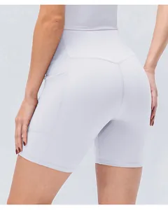 Dettaglio macro degli shorts da yoga a costine a vita alta con tasche laterali e cucitura a V