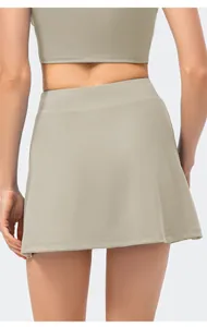 Achteraanzicht van een saliegroene sportskort met hoge taille en bijpassende top