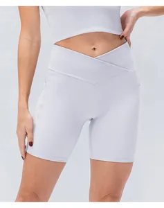 Dettaglio dei pantaloncini da yoga a vita alta incrociata con tasche laterali in grigio chiaro