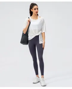 Detail van loszittend wit sneldrogend sport-T-shirt met zijsplit voor yoga en fitness