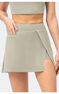 Detail van wikkel-sportrok met witte bies en een handige zijzak voor dames fitness