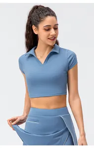 Detalle del conjunto azul de top corto y minifalda de tenis con tejido elástico