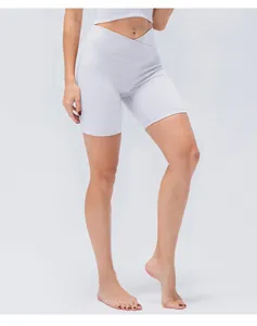 Dettaglio degli shorts da yoga a vita alta con vita incrociata e trama a costine