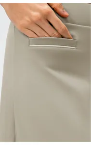 Macro-opname van de zijzak van een beige sportrok met witte contrasterende strepen