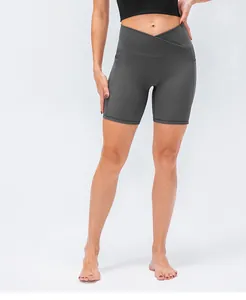 Dettaglio degli shorts da yoga a costine con vita a V incrociata e tasca laterale grigio