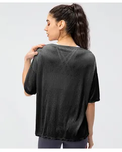 Detail van de ademende donkergrijze stof en losse pasvorm op het sportieve T-shirt