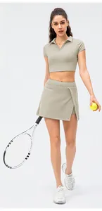 Detailweergave van kaki tennisset met cropped polotop en sportrok met zijsplit voor dames
