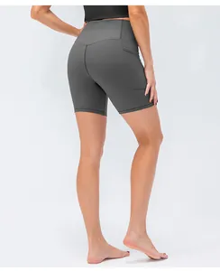 Dettaglio dei pantaloncini sportivi grigio scuro a vita alta con tasche laterali e coste