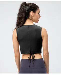 Détail du crop top de yoga noir avec ourlet à lacets et tissu élastique de sport