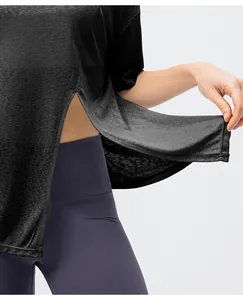 Detail van zwart ademend sportshirt met zijsplit ontwerp en gemêleerde textuur