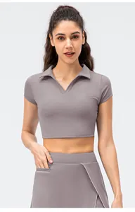 Detalle de top de fitness gris con cuello polo y falda deportiva con bolsillo lateral