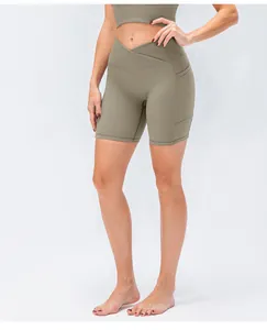 Dettaglio dei pantaloncini da yoga verde oliva con vita a V incrociata e tasche laterali