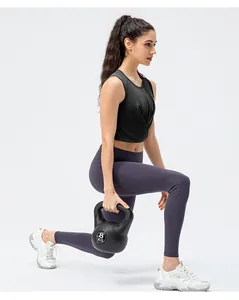 Détail du pantalon de yoga taille haute et du débardeur noir avec col à plis croisés