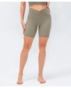 Dettaglio dei pantaloncini da yoga a vita alta con vita a V e tasca laterale