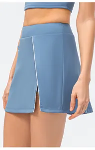 Detail van hoge taille mistblauw sportrokje met witte bies en overlappende splitzoom