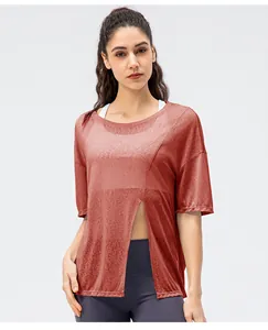 Detail van sneldrogend sportshirt in roestvrij rood met splitzoom en lichte textuur
