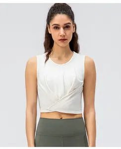 Gros plan d'un débardeur de sport blanc avec ourlet croisé stylé et col rond élégant