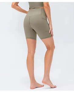 Dettaglio dei pantaloncini da yoga a vita alta a coste con tasche laterali elastiche