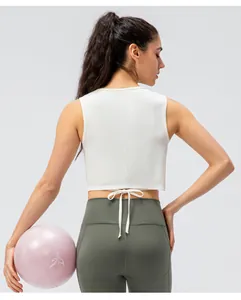 Vue détaillée du design à lacets au dos d'un gilet de yoga blanc et legging vert