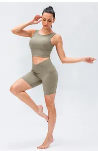 Dettaglio del set yoga verde oliva a coste con vita incrociata e tasche laterali