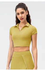 Vista frontal de polo amarillo jengibre entallado y conjunto de falda deportiva