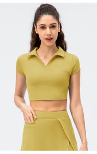 Detalle del polo crop top amarillo jengibre con costuras blancas en contraste