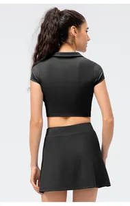 Rückansicht eines schwarzen Slim-Fit Yoga-Polo-Oberteils und Tennisrock-Sets für Damen