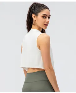 Détail du haut de yoga blanc sans manches et legging vert taille haute sur modèle