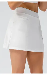 Detail van witte sportrok met hoge taille aan de achterkant en elastische dry-fit stof