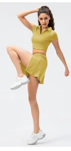 Conjunto deportivo para mujer con crop top polo amarillo mostaza y falda de tenis