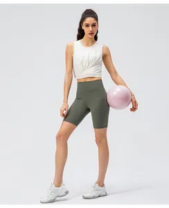 Ensemble de yoga avec débardeur blanc à cordon et short de cycliste olive à taille haute