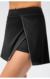 Detail des schwarzen Tennis-Hosenrocks mit hoher Taille, weißer Paspel und Innenhose