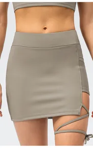 Detail eines Tennisrocks mit hoher Taille, Schlitz und modischen Cross-Bindebändern